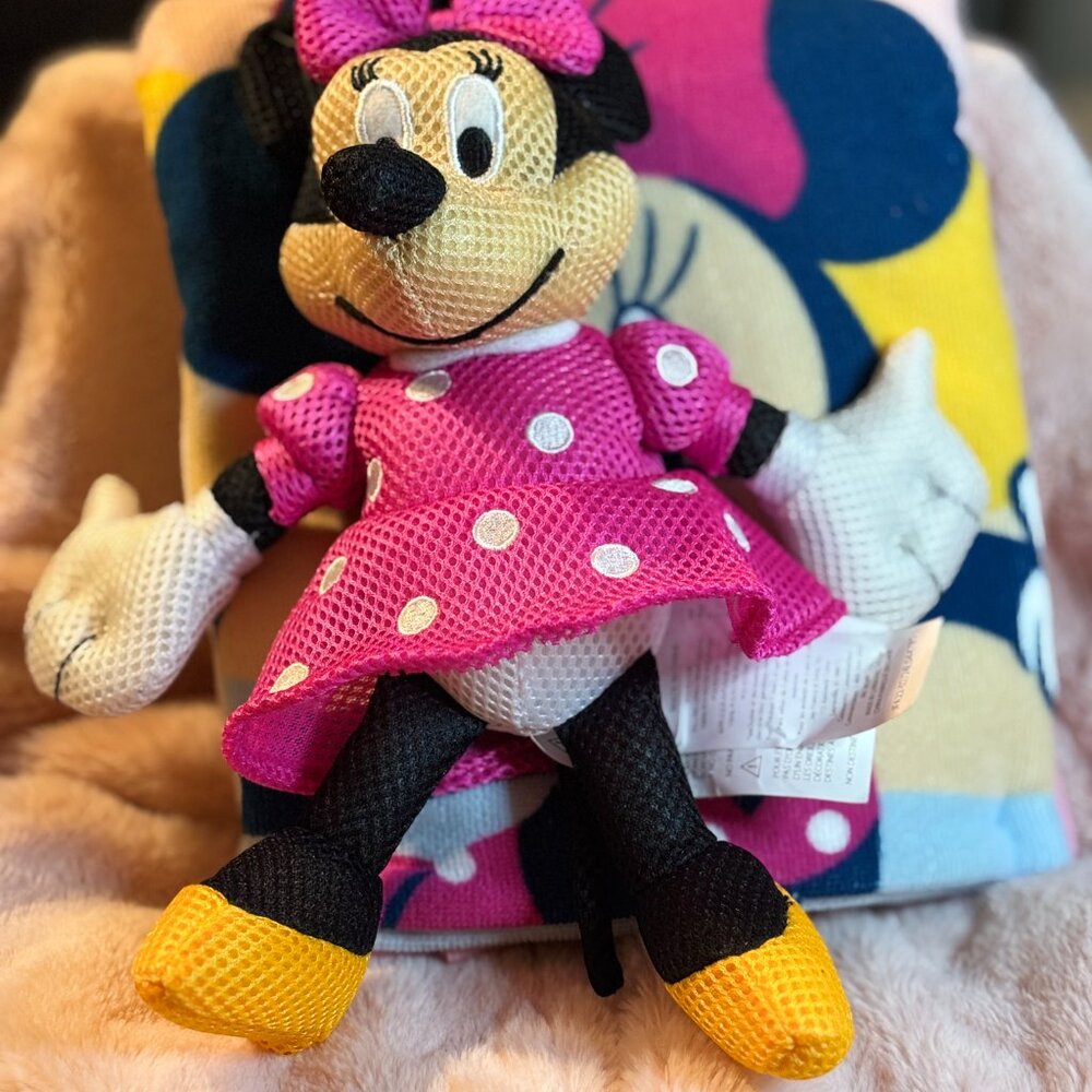 Minnie mouse bath towel and bath buddy set